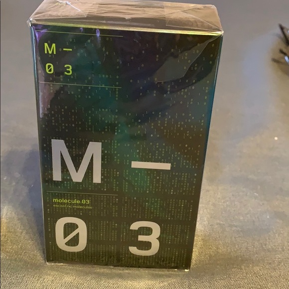 Escentric Molecule 03 in box 3.5 fl.oz - Picture 4 of 6